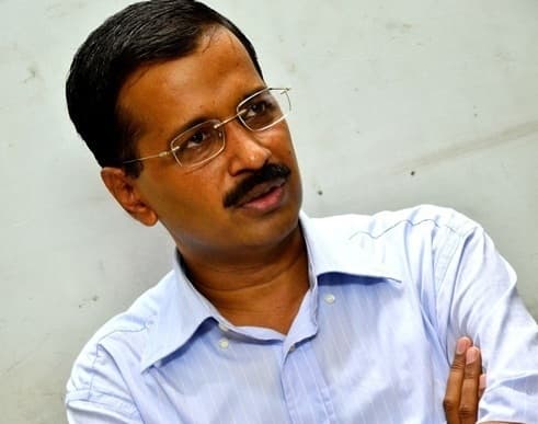 अरविंद केजरीवाल के घर के बाहर निगम कर्मचारी और अनुबंध पर काम करने वाले कर्मचारियों का विरोध प्रदर्शन
