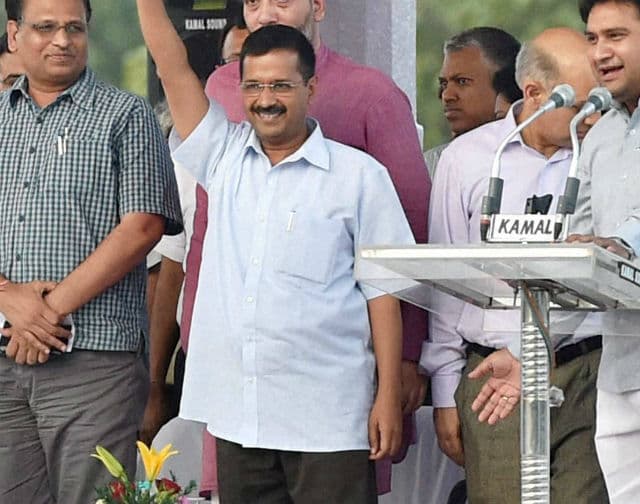 पीएम मंगोलिया को धन दे सकते हैं तो सफाईकर्मियों का वेतन भी दें :  केजरीवाल