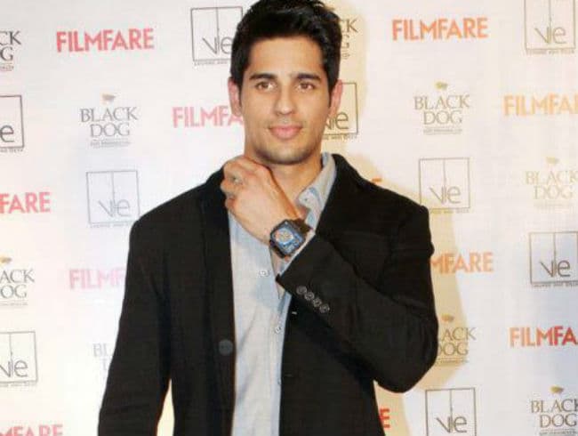 अक्षय के साथ काम करने को लेकर घबराया हुआ था : सिद्धार्थ