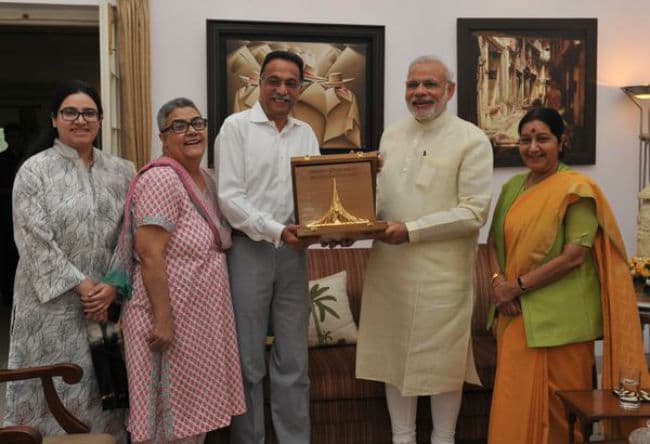 प्रधानमंत्री नरेंद्र मोदी ने बांग्लादेश मुक्ति संग्राम सम्मान वाजपेयी को सौंपा