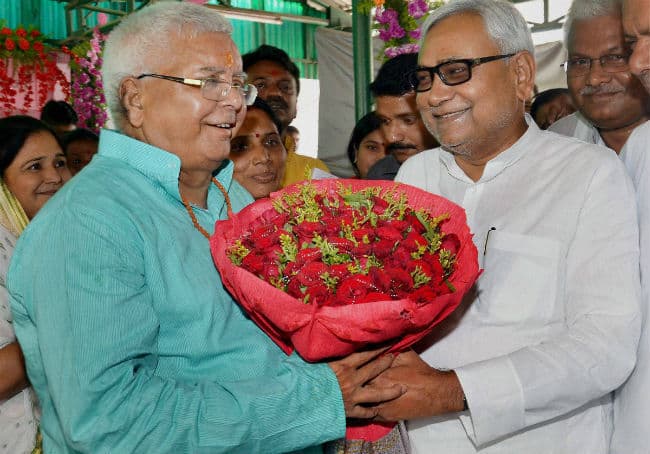 लालू यादव ने मनाया 68वां जन्मदिन, बधाई देने घर पहुंचे नीतीश कुमार