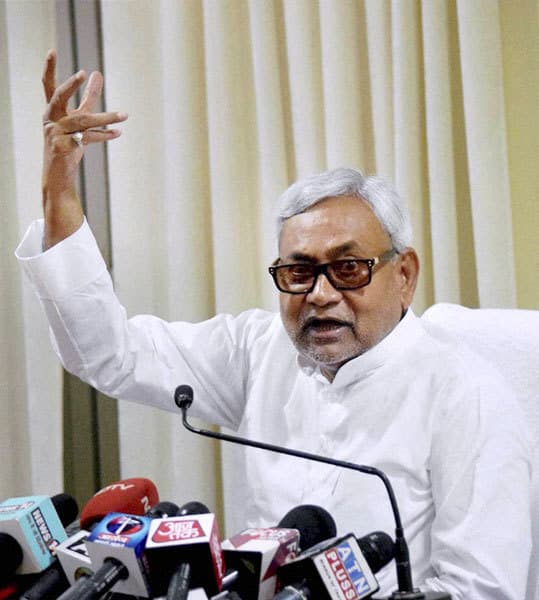 नीतीश ने कहा, जन्मदिन की बधाई देने आया हूं, कोई राजनीति समझे, तो मैं क्या करूं