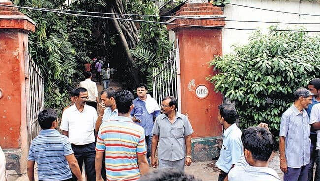 आश्चर्य : कोलकाता में बेटी व कुत्ते के कंकाल को खाना खिलाते थे पिता-पुत्र