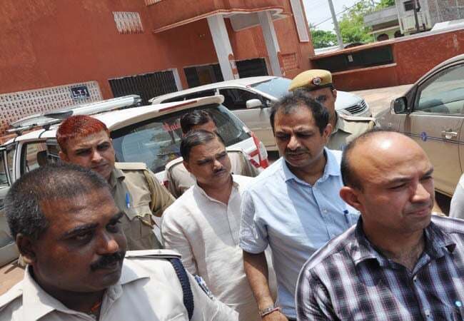 फर्जी डिग्री मामला: नाराज छात्रों ने तोमर पर फेंके अंडे व टमाटर, हमले की भी हुई कोशिश