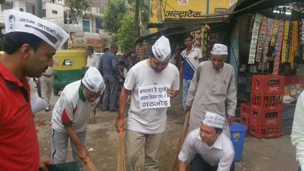 आप पार्टी के नेता दिल्ली में कर रहे हैं सफाई कार्य
