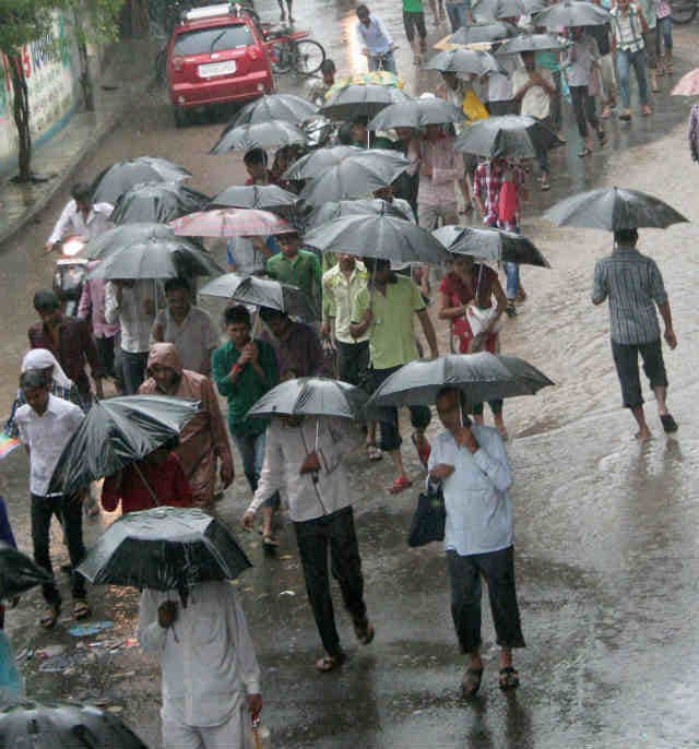 मुंबई, दिल्ली, झारखंड सहित कई राज्यों में झमाझम बारिश, गरमी से राहत