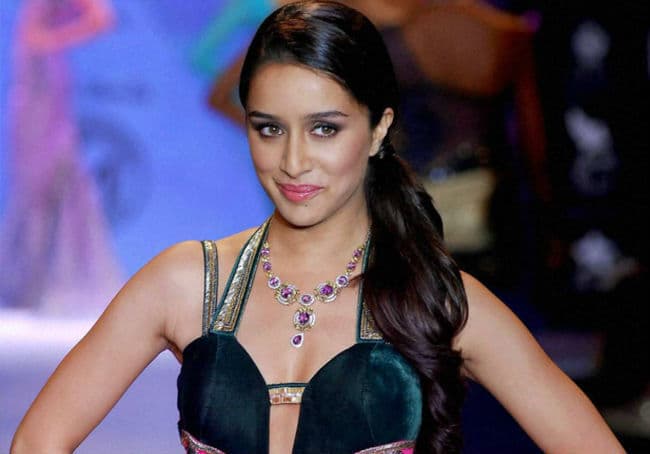 श्रद्धा कपूर ने की ''दिल धड़कने दो'' की तारीफ, देखें वीडियो