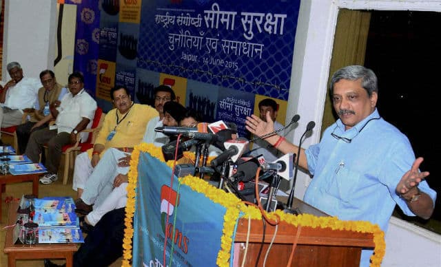 मनोहर पर्रिकर ने कहा, युद्ध नहीं हो रहा है इसलिए कम हो गया है सेना का महत्व