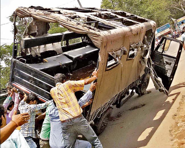 चंदवा :  सड़क जाम, आगजनी पुलिस ने की फायरिंग, पुलिस वाहन जलाया