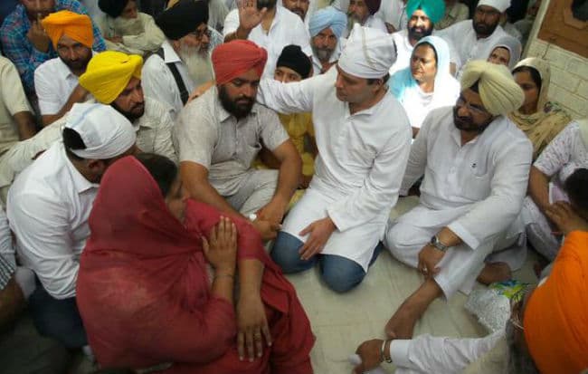 राहुल गांधी पहुंचे पंजाब, खुदकुशी करने वाले किसान के परिवार से मिले