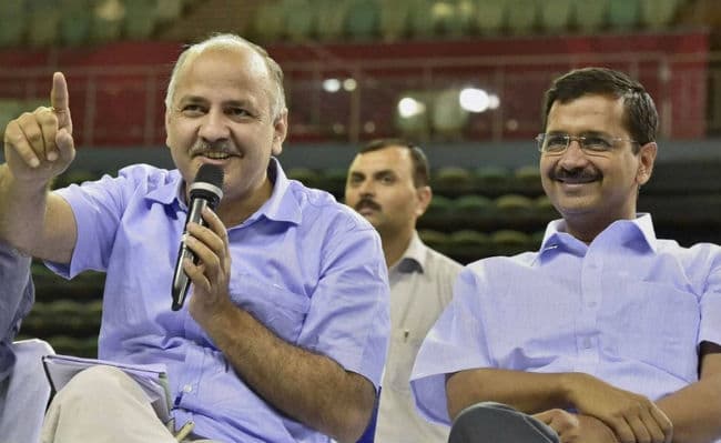 अरविंद केजरीवाल और मनीष सिसोदिया वेंकैया नायडू से मिले, मांगी जमीन