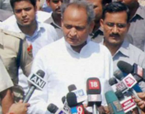 वसुंधरा राजे चारों ओर से घिर गयी हैं : अशोक गहलोत