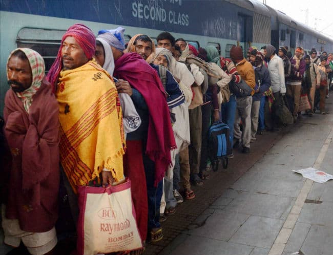 बारिश की वजह से ट्रेन में फंसे यात्रियों की सहायता कर रहा है मध्य रेलवे