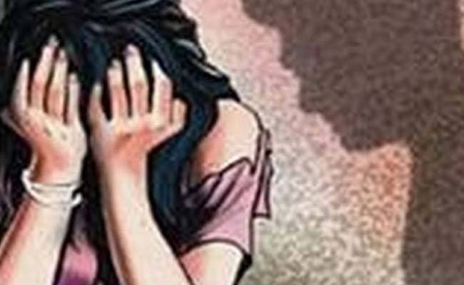 चलती ट्रेन में महिला से दुष्कर्म, गिरफ्तारी के बाद आरोपित फरार