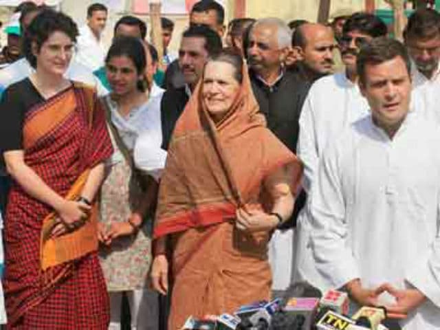 सोनिया गांधी, प्रियंका और राहुल विदेश यात्रा के लिए रवाना