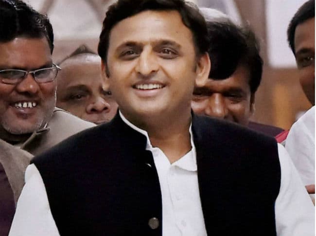 अंग्रेजी से विरोध नहीं, पर हिन्दी को महत्व देना जरुरी : अखिलेश यादव