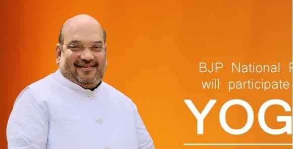 बिहार के कई हिस्सों में किया गया योग अभ्यास, पटना में योग गुरु के साथ अमित शाह थे मौजूद