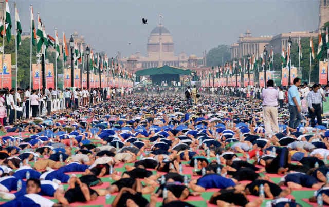 विश्व योग दिवस: राजपथ बदला योगपथ में, मोदी बोले योग अभ्यास का सूरज कभी ढलता नहीं