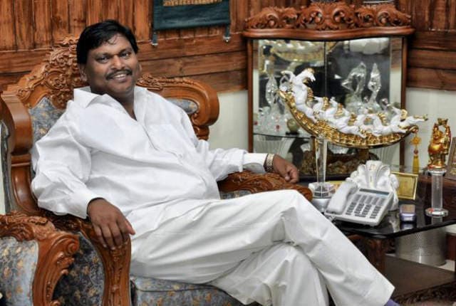 अर्जुन मुंडा ने राज्यसभा में एम जे अकबर की उम्मीदवारी का समर्थन किया