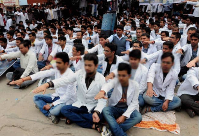 दिल्ली के 20 अस्पतालों के 2000 डाक्‍टरों की अनिश्चितकालीन हडताल शुरू