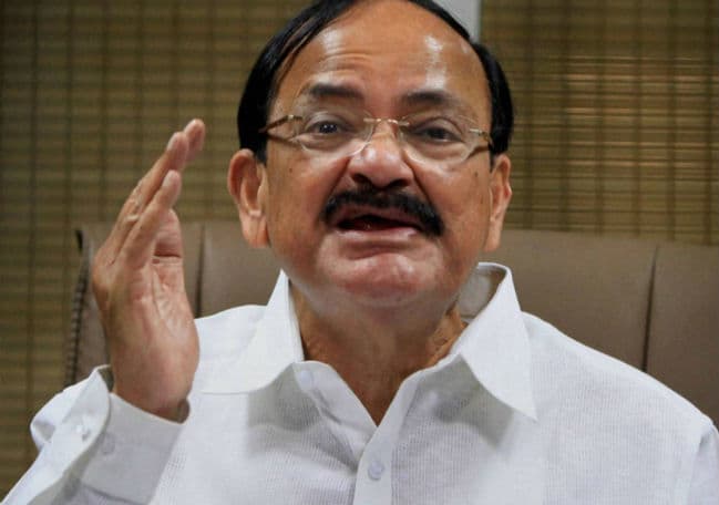 वेंकैया नायडू ने योग पहल पर प्रधानमंत्री की प्रशंसा की, बोले ''मोदी महान हैं''