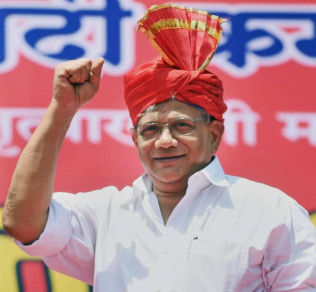 सीपीएम जनरल सेक्रेटरी सीताराम येचुरी को योग आसन कुत्तों जैसी हरकत लगता है