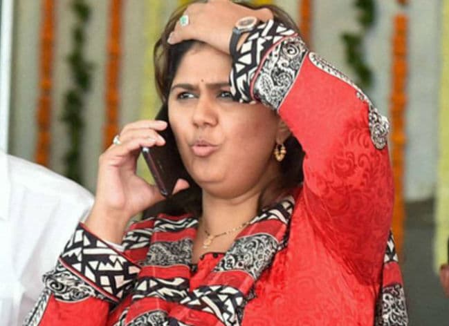 BJP की चौथी महिला नेता आई विवादों में, पंकजा मुण्‍डे पर लगा 206 करोड़ रु. घोटाले का आरोप