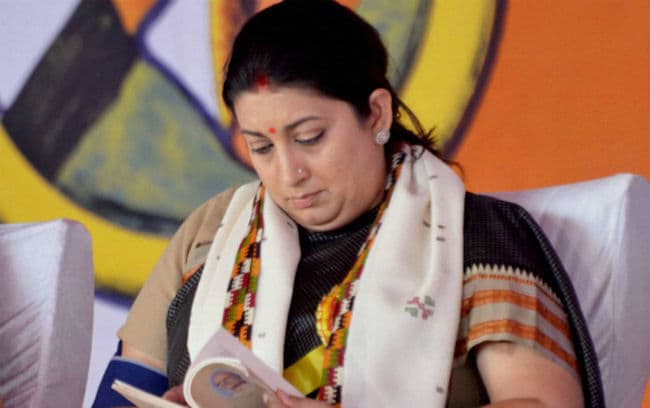 स्मृति ईरानी के खिलाफ आम आदमी पार्टी और कांग्रेस का विरोध प्रदर्शन