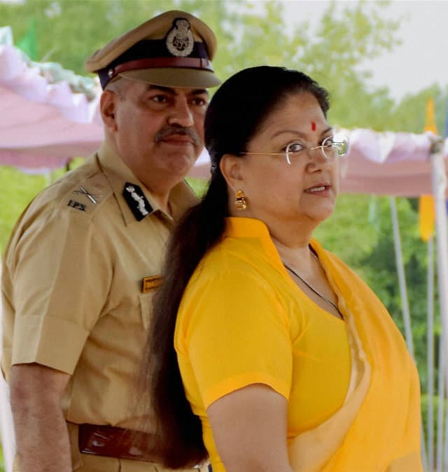 ललितगेट की आंच : वसुंधरा राजे का इस्तीफे से इनकार, धर्म संकट में नरेंद्र मोदी सरकार