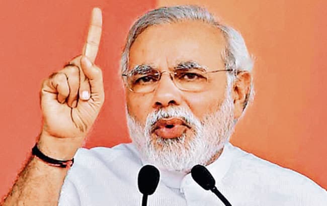 सत्ता की अकूत ताकत तले ढहते संस्थान