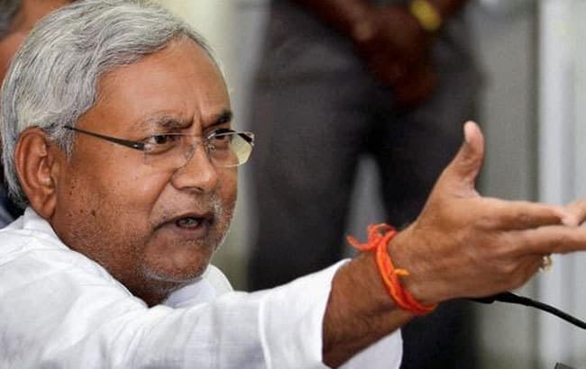 न बचाता हूं और न फंसाता हूं : नीतीश