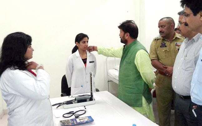 महिला डॉक्टर का कॉलर छूते हुए भाजपा के मंत्री की तस्वीर सोशल मीडिया पर फैली