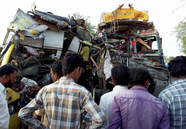मध्य प्रदेश के खंडवा में बस-ट्रक की भिड़ंत, 19 की मौत, 15 घायल