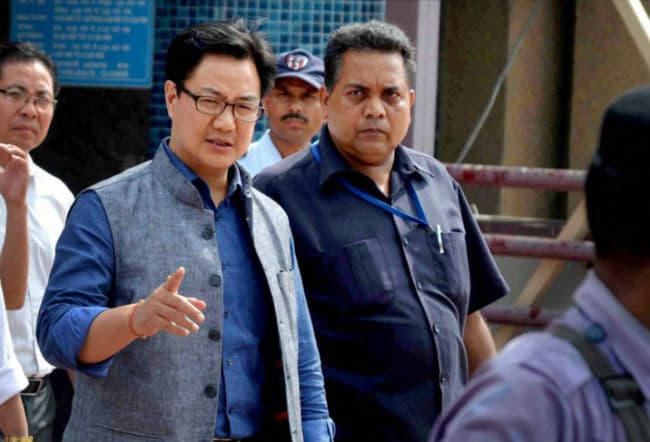 किरण रिजिजू एयर-इंडिया विमान मामला : दो मंत्री फंसे, सरकार ने माफी मांगी