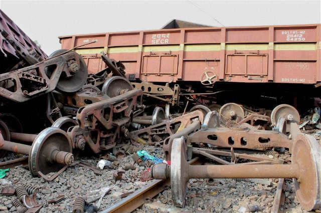 पुरूलिया : मालगाड़ी की चपेट में आया ट्रक, एक की मौत, 10 डब्बे बेपटरी