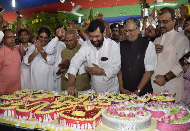 69वें जन्‍मदिन पर बोले पासवान, चुनाव बाद नीतीश को लालू मारेंगे लंगड़ी