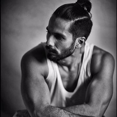 शादी को लेकर रंगों और तोहफों का चयन कर रहे हैं शाहिद कपूर