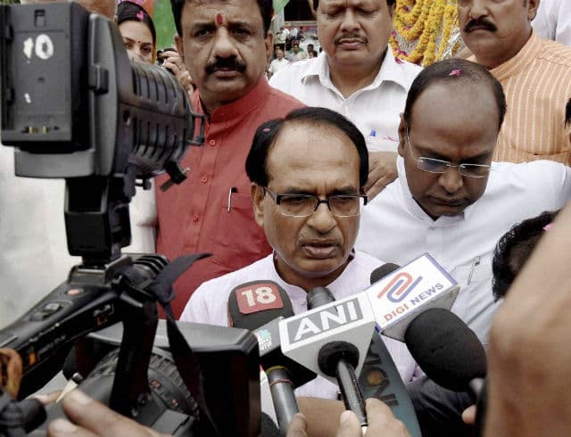 व्यापमं घोटाला : व्हिसलब्लोअर आशीष चतुर्वेदी ने कहा सीएम चौहान घोटाले में लिप्त, मेरी जान को गंभीर खतरा