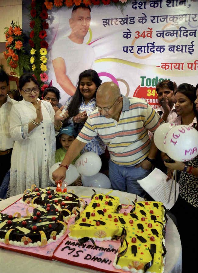 Happy birthday dhoni : रांची में कटा 34 पाउंड का केक