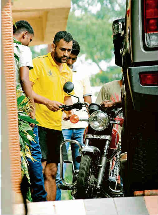 हैप्पी बर्थ डे धौनी :  बंगले से नहीं निकले धौनी, पर फैंस संग खिंचवायी तसवीर