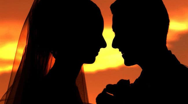 नवविवाहित दपंती ने खुदकुशी की कोशिश की,महिला की मौत