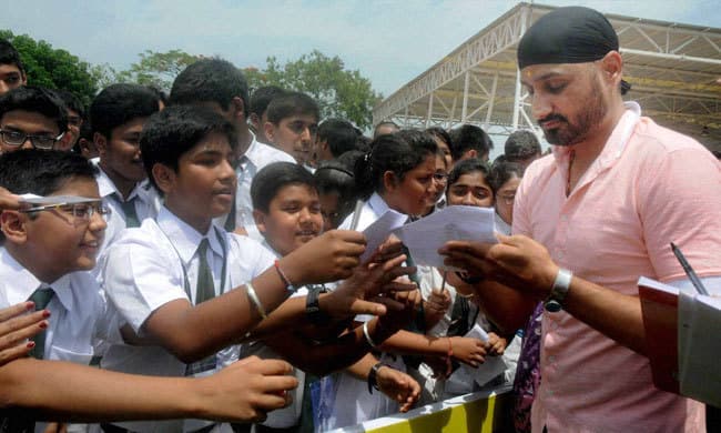 जिम्बाब्वे पहुंची टीम इंडिया, ड्रम बजाकर किया गया स्वागत, कल पहला वन डे