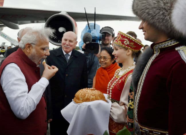 प्रधानमंत्री अपनी तीन दिवसीय यात्रा पर रूस पहुंचे, नवाज शरीफ से हो सकती है मुलाकात