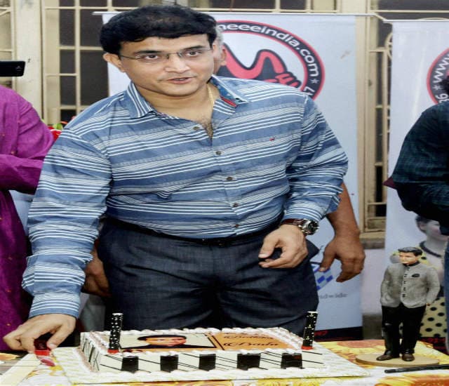 परिवार संग जन्मदिन मना रहे हैं दादा, सोशल मीडिया पर मिली बधाइयां