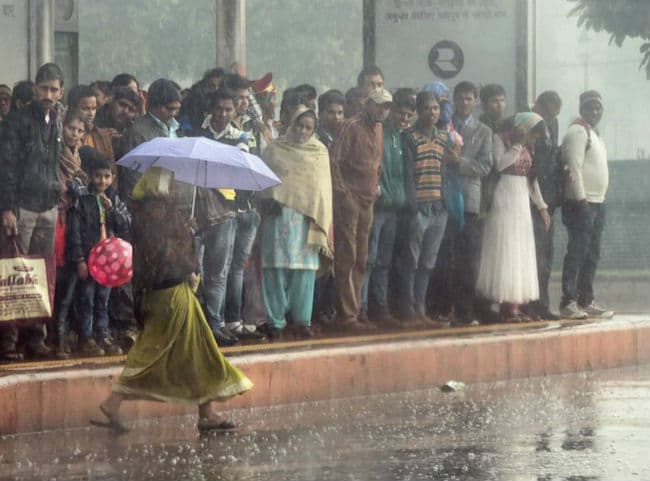 दिल्ली में भारी बारिश, सडकों पर पानी भरने से लोग परेशान