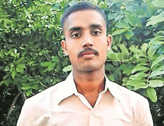 जम्मू-कश्मीर से रांची पहुंचा शहीद किशन कुमार का शव, एंबुलेंस से जमशेदपुर के लिए रवाना