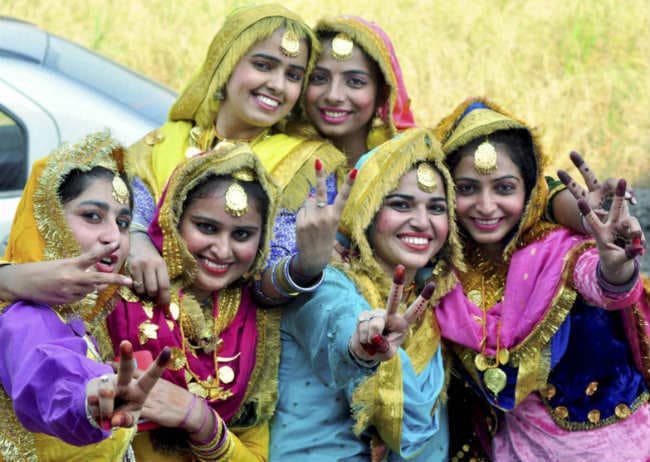 युवाओं को समाज से जोड़ने की चुनौती