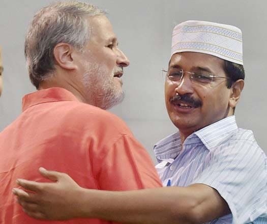 नजीब जंग और अरविंद केजरीवाल गले मिले, केजरीवाल ने कहा, कटुता खत्म होनी चाहिए