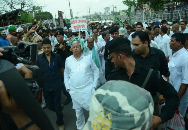 राजभवन मार्च के बहाने लालू ने फूंका चुनावी बिगुल, कहा विस चुनाव में कमंडल बनाम मंडल की होगी लड़ाई