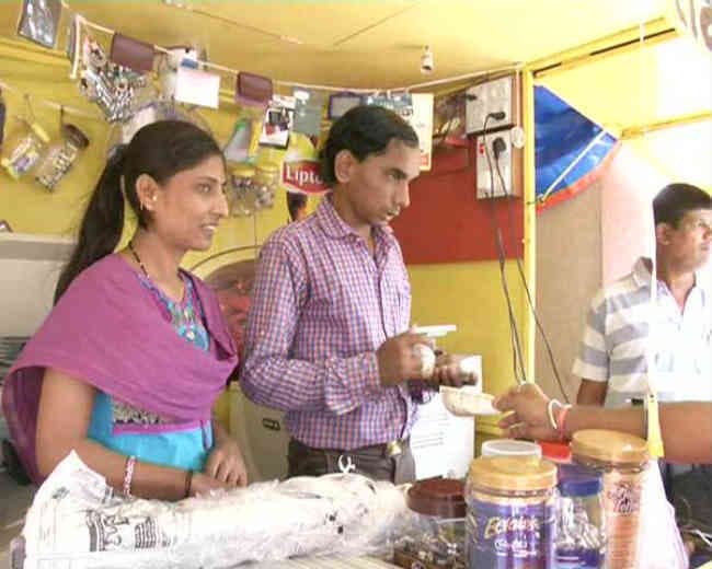 कुशलता से फोटोकॉपी मशीन चलाकर दूसरों को हैरान कर रहा है यह नेत्रहीन दंपती